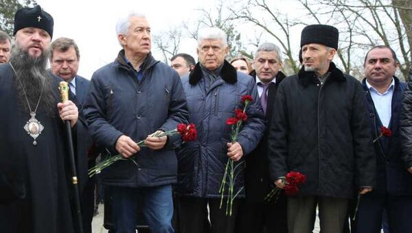 Врио главы Дагестана Владимир Васильев возложил цветы к месту трагедии в Кизляре. 19 февраля 2018