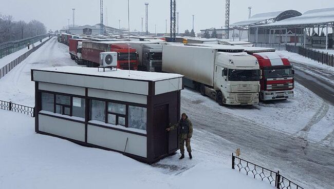 Грузовики на украинской границе. Архивное фото