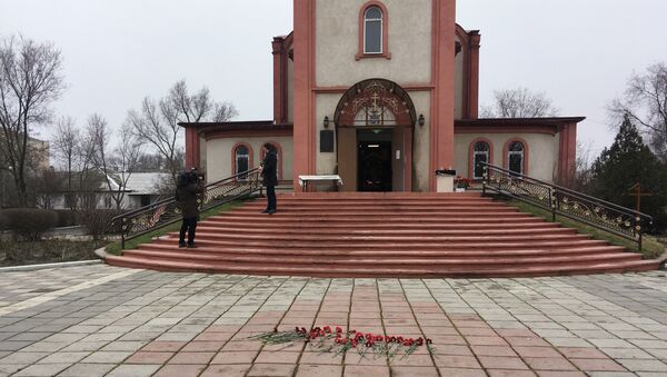 Цветы у Свято-Георгиевского храма в Кизляре, где 18 февраля местный житель открыл стрельбу из ружья по прихожанам