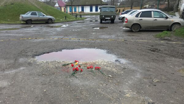 Цветы недалеко от Свято-Георгиевского храма в Кизляре, где 18 февраля местный житель открыл стрельбу из ружья по прихожанам