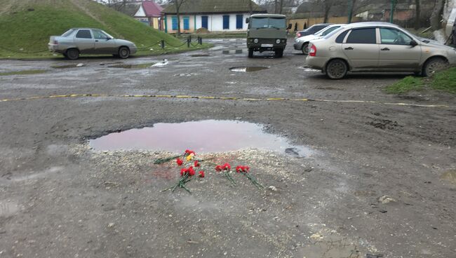 Цветы недалеко от Свято-Георгиевского храма в Кизляре, где 18 февраля местный житель открыл стрельбу из ружья по прихожанам