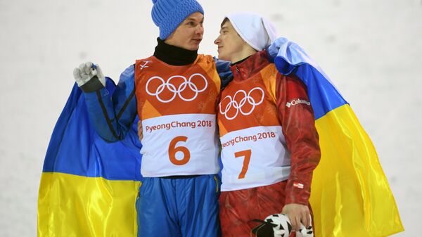 Александр Абраменко (Украина), занявший первое место и Илья Буров (Россия), занявший третье место в финале лыжной акробатики на соревнованиях по фристайлу среди мужчин на XXIII зимних Олимпийских играх в Пхенчхане. Архивное фото