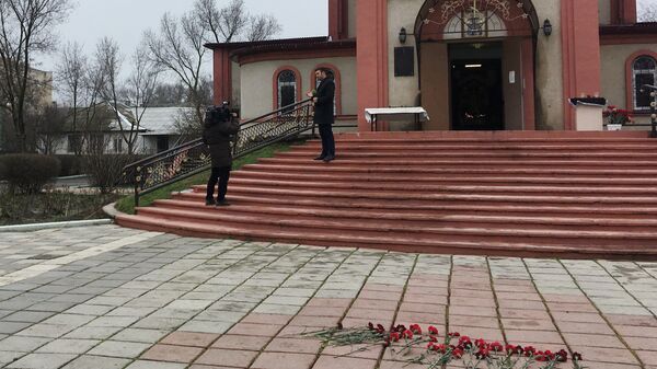 Цветы у Свято-Георгиевского храма в Кизляре, где 18 февраля местный житель открыл стрельбу из ружья по прихожанам
