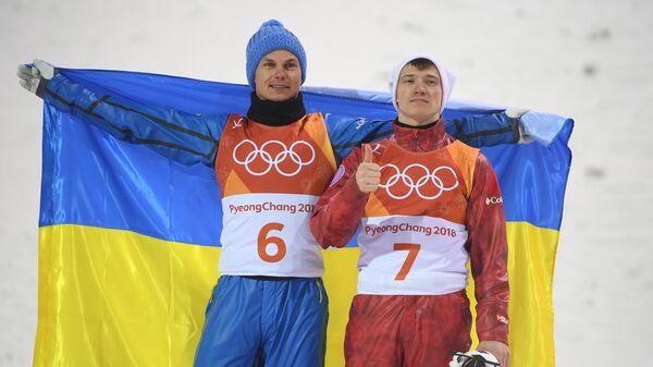 Александр Абраменко (Украина), занявший первое место и Илья Буров (Россия), занявший третье место в финале лыжной акробатики на соревнованиях по фристайлу среди мужчин на XXIII зимних Олимпийских играх в Пхенчхане