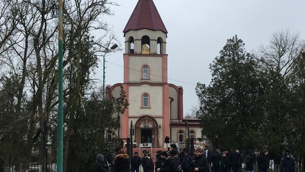 Жители у Свято-Георгиевского храма в Кизляре, где 18 февраля местный житель открыл стрельбу из ружья по прихожанам