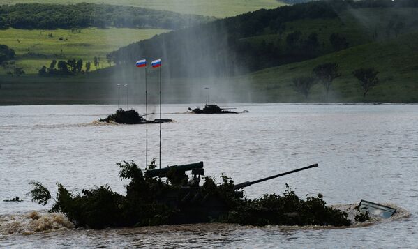 Боевые машины пехоты (БМП-2) форсируют реку во время показных учений 5-й общевойсковой армии по форсированию водных преград на Сергеевском полигоне в Приморском крае