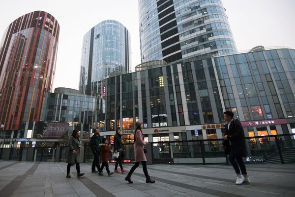 Горожане на территории многофункционального комплекса Sanlitun Soho в Пекине Горожане на территории многофункционального комплекса Sanlitun Soho в Пекине
