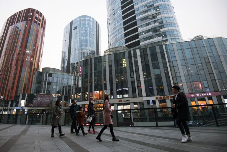 Горожане на территории многофункционального комплекса Sanlitun Soho в Пекине Горожане на территории многофункционального комплекса Sanlitun Soho в Пекине