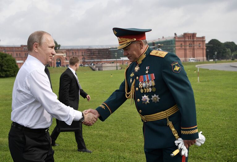 Президент РФ, верховный главнокомандующий Владимир Путин и министр обороны РФ генерал армии Сергей Шойгу у Адмиралтейской набережной перед началом Главного военно-морского парада по случаю Дня Военно-морского флота РФ в Санкт-Петербурге Президент РФ, верховный главнокомандующий Владимир Путин и министр обороны РФ генерал армии Сергей Шойгу у Адмиралтейской набережной перед началом Главного военно-морского парада по случаю Дня Военно-морского флота РФ в Санкт-Петербурге