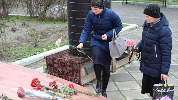 Жители Кизляра принесли цветы к Свято-Георгиевскому храма, где 18 февраля мужчина открыл стрельбу из ружья по прихожанам