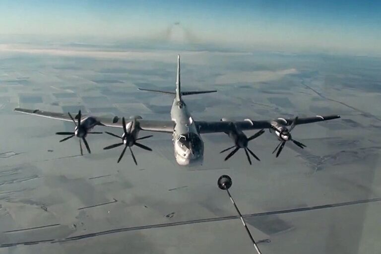 Стратегический бомбардировщик-ракетоносец Ту-95МС ВКС РФ во время полета для нанесения авиаудара крылатыми ракетами по объектам незаконных вооруженных формирований на территории Сирийской Арабской Республики Стратегический бомбардировщик-ракетоносец Ту-95МС ВКС РФ во время полета для нанесения авиаудара крылатыми ракетами по объектам незаконных вооруженных формирований на территории Сирийской Арабской Республики