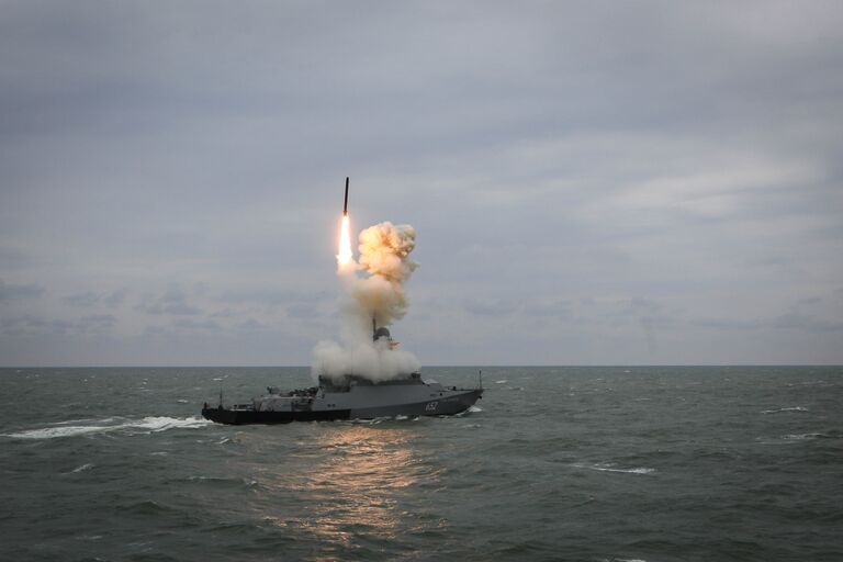 Малый ракетный корабль Град Свияжск запускает ракету Калибр во время итоговых учений корабельных группировок Каспийской флотилии Малый ракетный корабль Град Свияжск запускает ракету Калибр во время итоговых учений корабельных группировок Каспийской флотилии