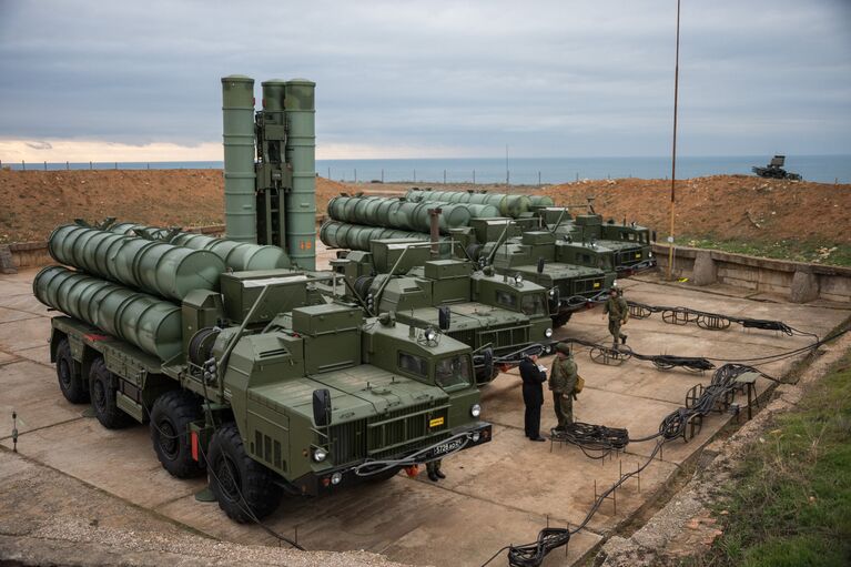 Комплекс ПВО С-400 Триумф заступил на охрану российских воздушных границ в Севастополе Комплекс ПВО С-400 Триумф заступил на охрану российских воздушных границ в Севастополе