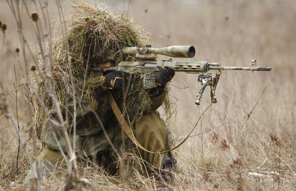Снайпер на позиции во время учений бригады специального назначения ЮВО в Краснодарском крае