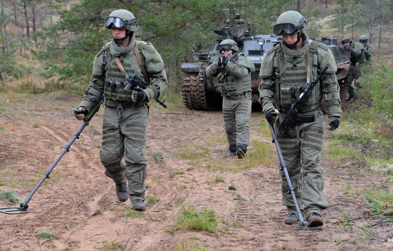 Военнослужащие штурмового инженерно-саперного подразделения вооруженных сил РФ во время совместных стратегических учений (ССУ) вооружённых сил России и Белоруссии на Лужском полигоне в Ленинградской области Военнослужащие штурмового инженерно-саперного подразделения вооруженных сил РФ во время совместных стратегических учений (ССУ) вооружённых сил России и Белоруссии на Лужском полигоне в Ленинградской области