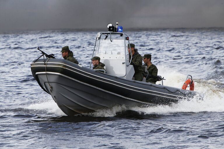 Военнослужащие на быстроходной лодке БЛ-680 во время специальных учений системы материально-технического обеспечения войск ЗВО в Ярославле Военнослужащие на быстроходной лодке БЛ-680 во время специальных учений системы материально-технического обеспечения войск ЗВО в Ярославле