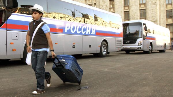 Мальчик идет возле автобуса перед отправлением в детский оздоровительный лагерь имени Ю.А. Гагарина