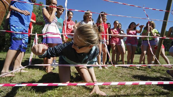 Дети играют в подвижные игры в оздоровительном лагере