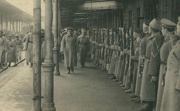 Офицерский караул встречает генерала Антона Деникина на вокзале Ростова-на-Дону. 1919 год