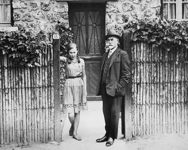 Антон Деникин с дочерью Мариной на пороге своего дома в предместье Парижа, коммуна Севр, 1933 год