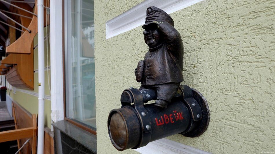 Мини-скульптура бравому солдату Швейку на фасаде пивной в Одессе, Украина - РИА Новости, 1920, 29.12.2021