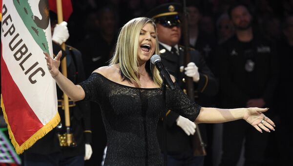 Американская певица Ферги (Fergie) во время исполнения гимна США перед матчем всех звезд НБА. 18 февраля 2018