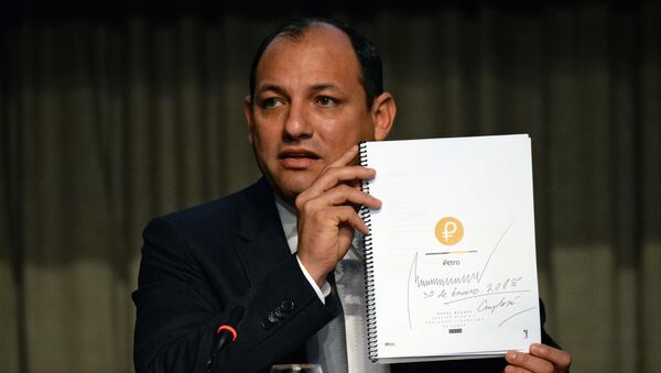 Министр науки, технологий и университетского образования Венесуэлы Угбель Роа держит в руках документ о создании криптовалюты «Петро», подписанный президентом Венесуэлы Николасом Мадуро. Архивное фото