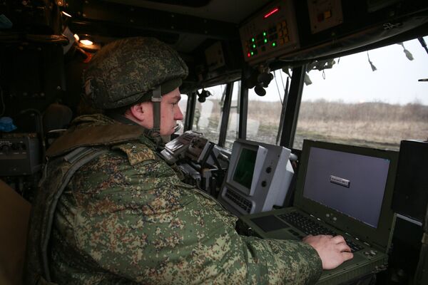 Военнослужащий во время учений оперативно-тактического ракетного комплекса (ОТРК) Искандер-М