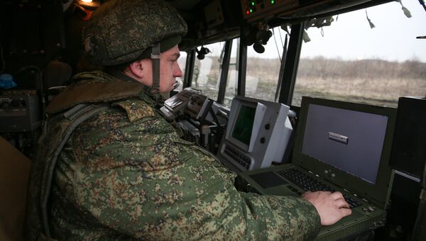 Военнослужащий во время учений оперативно-тактического ракетного комплекса (ОТРК) Искандер-М