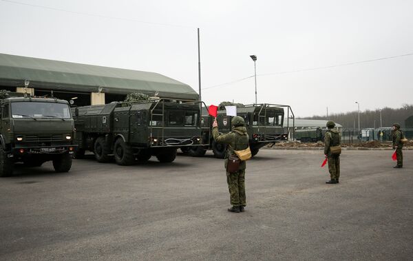 Военнослужащие во время учений оперативно-тактического ракетного комплекса (ОТРК) Искандер-М