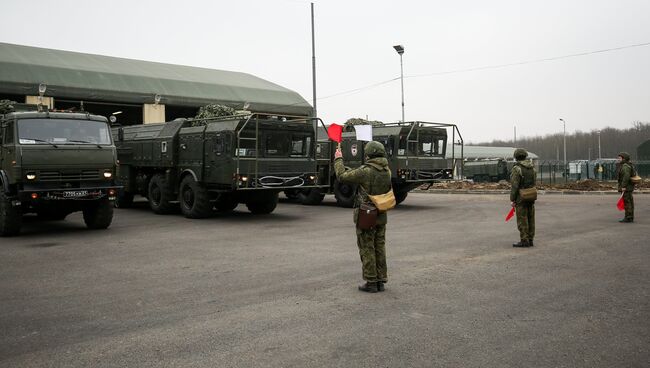 Военнослужащие во время учений оперативно-тактического ракетного комплекса (ОТРК) Искандер-М. Архивное фото