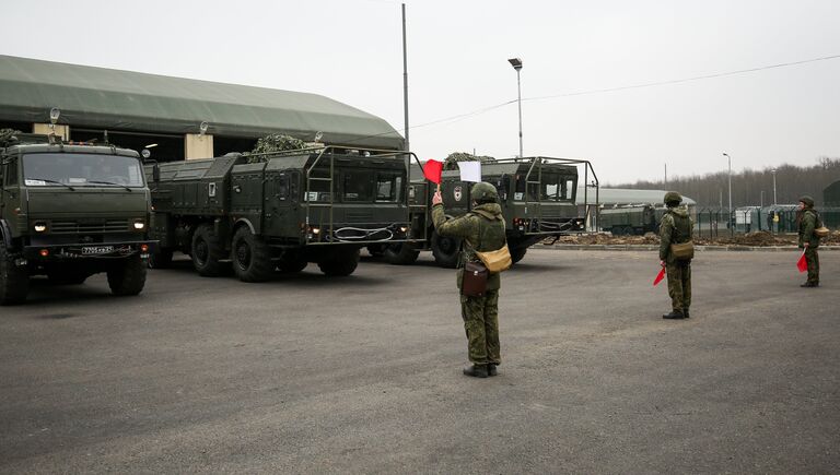 Военнослужащие во время учений оперативно-тактического ракетного комплекса (ОТРК) Искандер-М