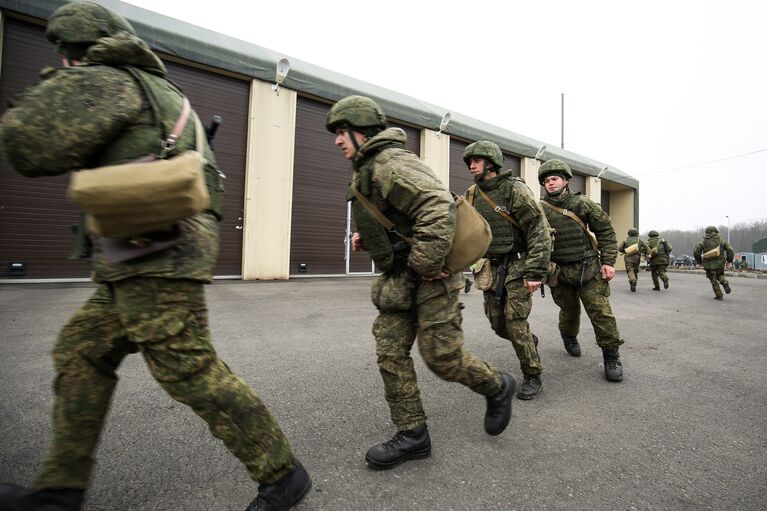 Военнослужащие во время учений оперативно-тактического ракетного комплекса (ОТРК) Искандер-М