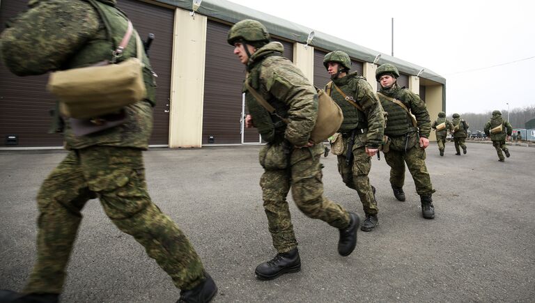 Военнослужащие во время учений оперативно-тактического ракетного комплекса (ОТРК) Искандер-М