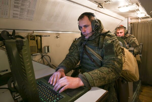 Военнослужащие во время учений оперативно-тактического ракетного комплекса (ОТРК) Искандер-М