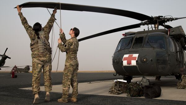 Военнослужащие армии США возле вертолета Black Hawk