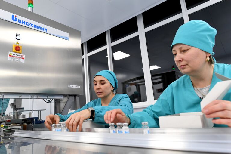 Сотрудницы завода по производству антибиотиков АО Биохимик в Саранске на участке упаковки готовой продукции в тару Сотрудницы завода по производству антибиотиков АО Биохимик в Саранске на участке упаковки готовой продукции в тару