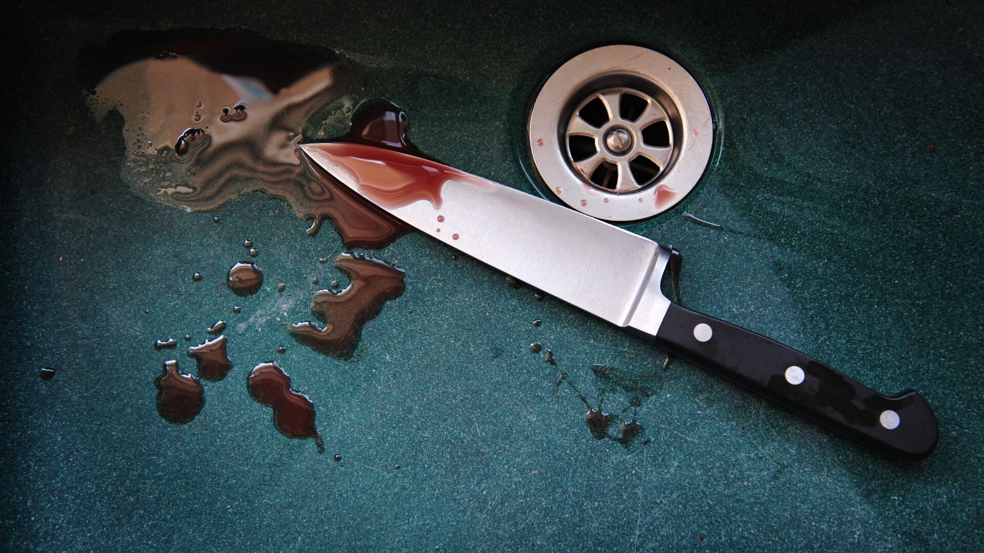 На Камчатке напавшую с ножом на брата девушку признали вменяемой