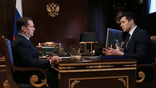 Председатель правительства РФ Дмитрий Медведев и губернатор Калининградской области Антон Алиханов во время встречи. 20 февраля 2018