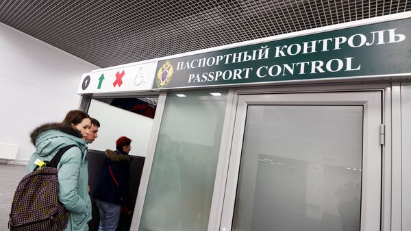 Пассажиры проходят паспортный контроль в Международном аэропорту Жуковский