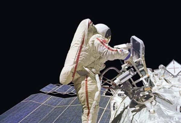Космонавт В.Джанибеков в открытом космосе