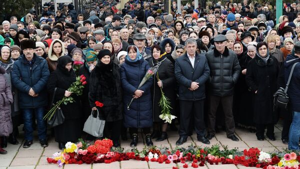 Горожане на похоронах убитых в результате стрельбы у собора Георгия Победоносца в Кизляре. 20 февраля 2018