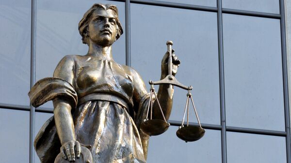 Статуя древнегреческой богини правосудия Фемиды на фасаде здания суда