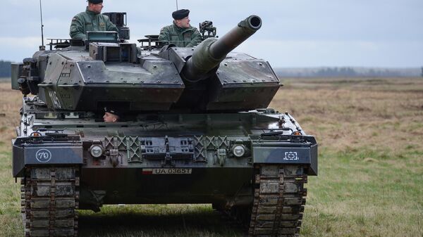 Танк PT-91 Тварды на церемонии приветствия многонационального батальона НАТО под руководством США в польском Ожише