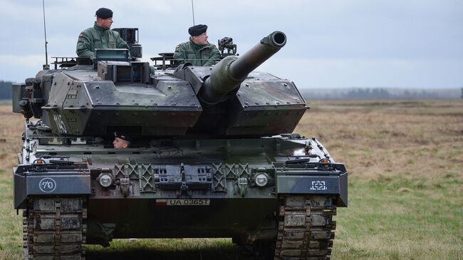 Танк PT-91 Тварды на церемонии приветствия многонационального батальона НАТО под руководством США в польском Ожише