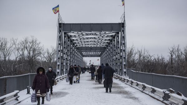 Люди в районе временного пункта пропуска Украиной и Луганской народной республикой