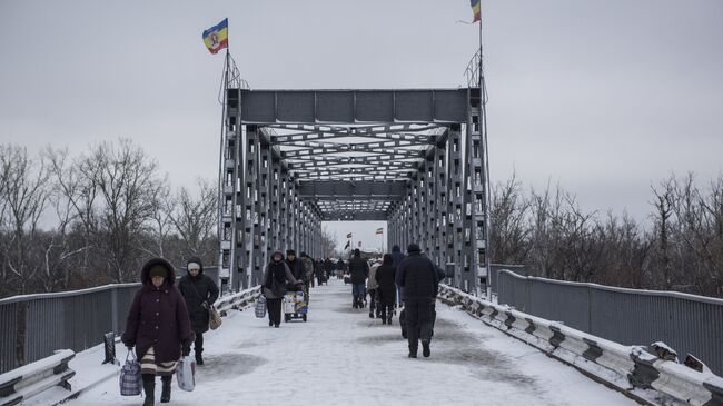 Люди в районе временного пункта пропуска Станица Луганская. Архивное фото