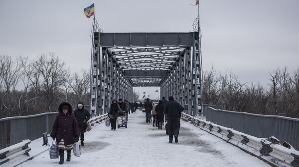 Люди в районе временного пункта пропуска Станица Луганская между Украиной и Луганской народной республикой. Архив
