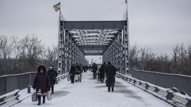 Люди в районе временного пункта пропуска Станица Луганская. Архивное фото