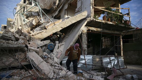 Поврежденное здание в пригороде Дамаска Восточная Гута, Сирия. 20 февраля 2018
